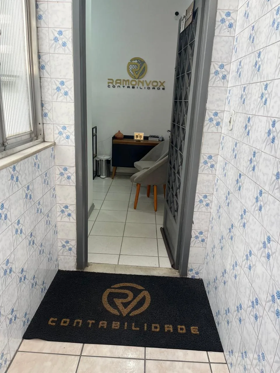 Entrada da Ramonvox Contabilidade com tapete e identidade visual